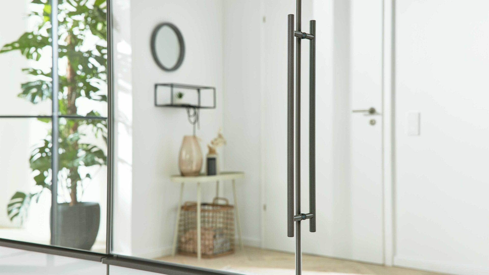 Kleiderschrank Interliving aus Holz in Weiß Interliving Kleiderschrank Serie 1205 – Falttürenschrank 683 Weiß & Kieselgrau – sechs Türen, vier Schubladen, Breite ca. 300 cm