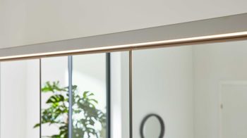 Kleiderschrank Interliving aus Holz in Weiß Interliving Kleiderschrank Serie 1205 – Falttürenschrank 683 Weiß & Kieselgrau – sechs Türen, vier Schubladen, Breite ca. 300 cm