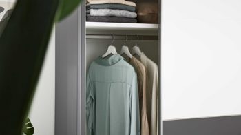 Kleiderschrank Interliving aus Holz in Weiß Interliving Kleiderschrank Serie 1207 – Schwebetürenschrank 913007 Weiß & Manhattan – zwei Türen, Breite ca. 301 cm