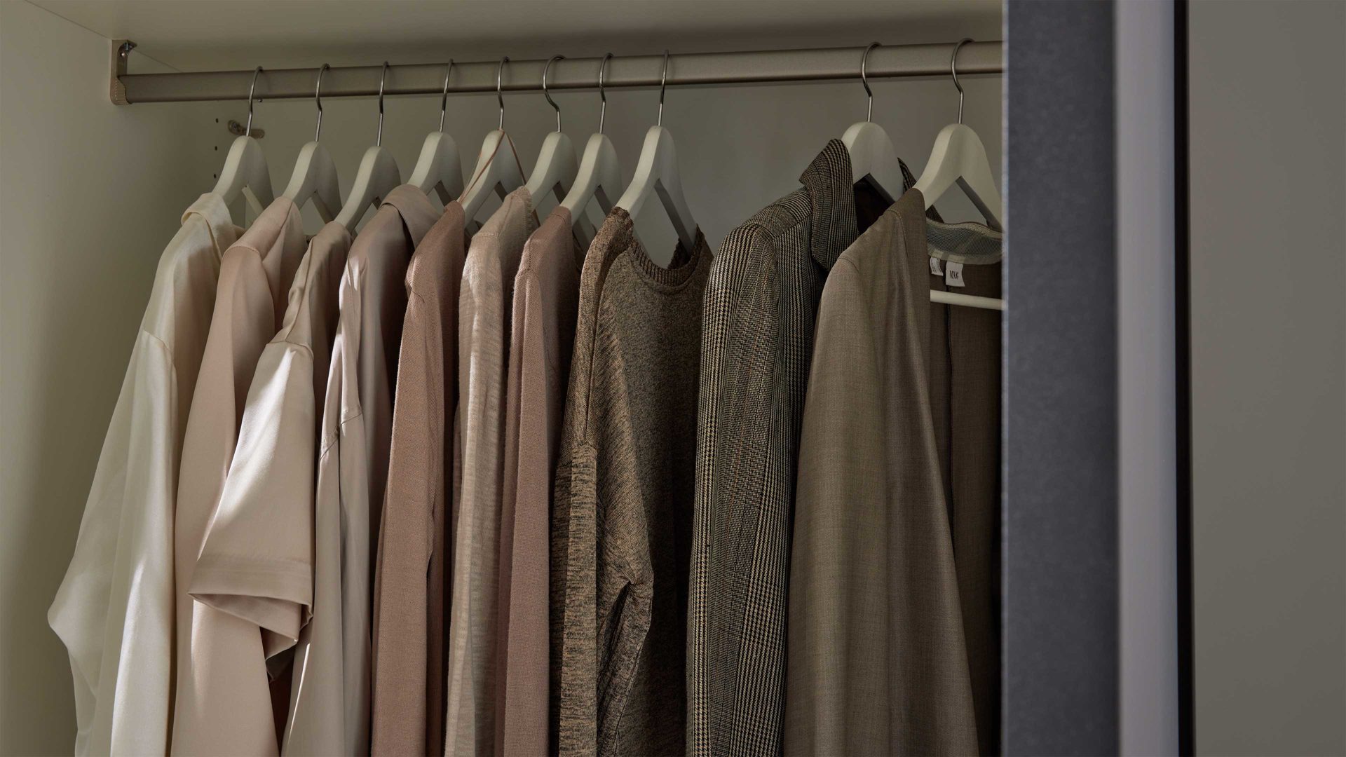 Kleiderschrank Interliving aus Holz in Dunkelgrau Interliving Kleiderschrank Serie 1207 – Kleiderschrank Manhattan - vier Türen, Breite ca. 200 cm