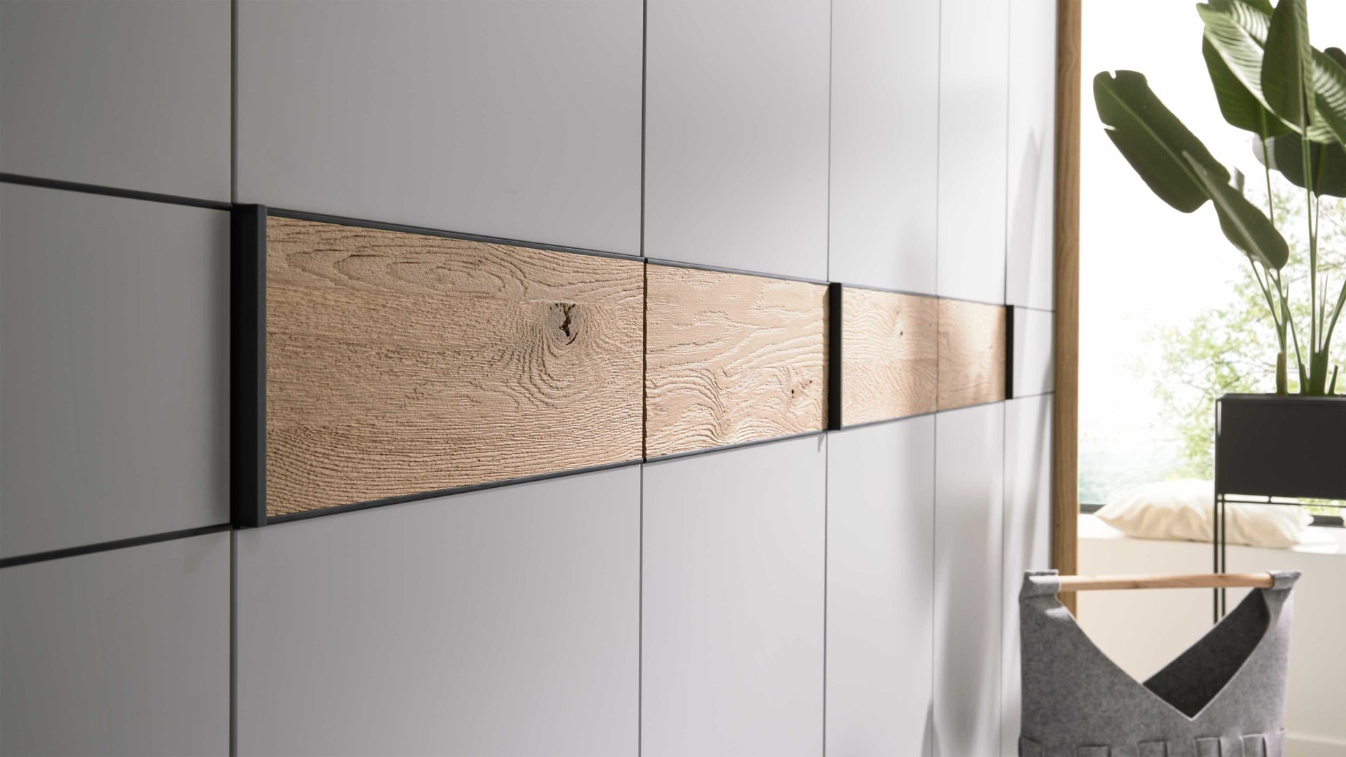 Kleiderschrank Interliving aus Holz in Hellgrau Interliving Kleiderschrank Serie 1207 – Kleiderschrank 975270 Satingrau & Wildeiche - sechs Türen, Breite ca. 269 cm