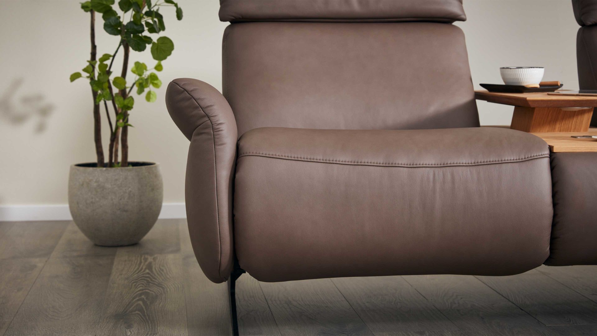 2,5-Sitzer comfortmaster besser sitzen, liegen, leben aus Leder in Dunkelbraun Comfortmaster 4160 - 2,5-Sitzer 44 Q mit Cumuly-Funktionen sattelfarbenes LongLife-Leder – Breite ca. 207 cm