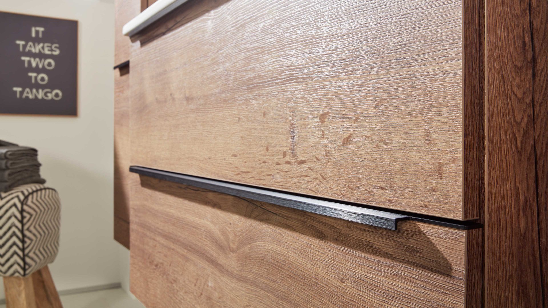 Hängeschrank Interliving aus Holz in Holzfarben Interliving Bad Serie 7402 – Sideboard Havanna Eiche – eine Tür, ein Auszug