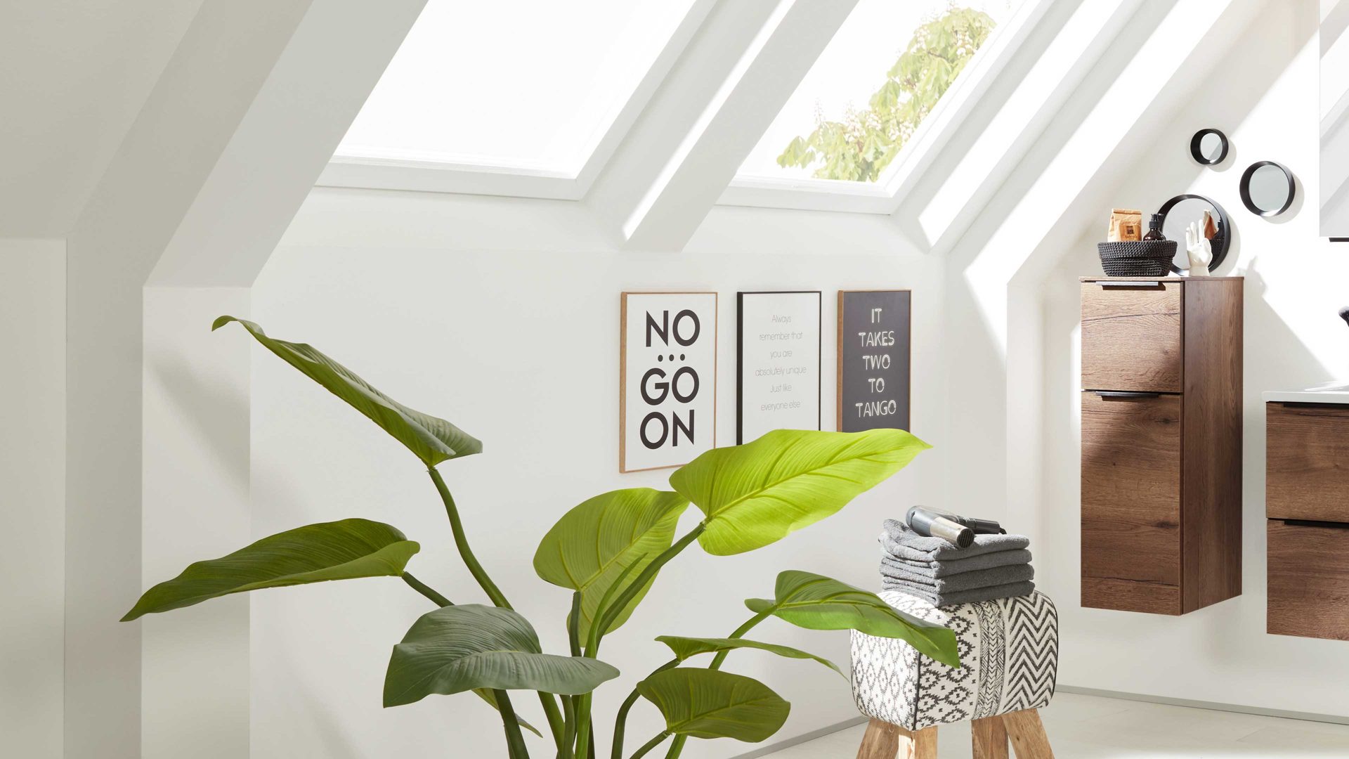 Hängeschrank Interliving aus Holz in Holzfarben Interliving Bad Serie 7402 – Sideboard Havanna Eiche – eine Tür, ein Auszug