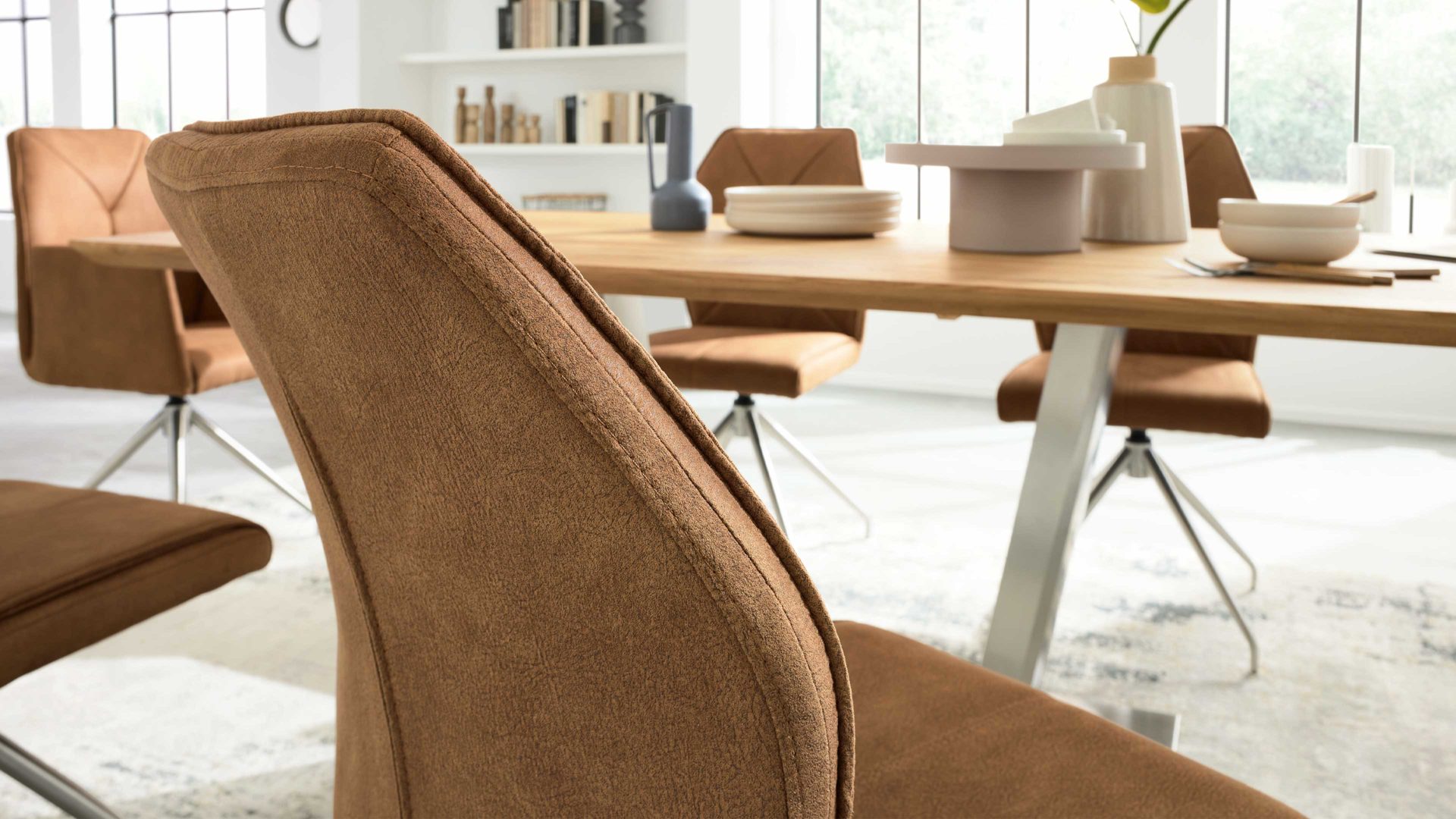 Vierfußstuhl Interliving aus Kunstfaser in Hellbraun Interliving Esszimmer Serie 5104 – Polsterstuhl mit Drehfunktion bernsteinfarbene Mikrofaser Amber & Edelstahl