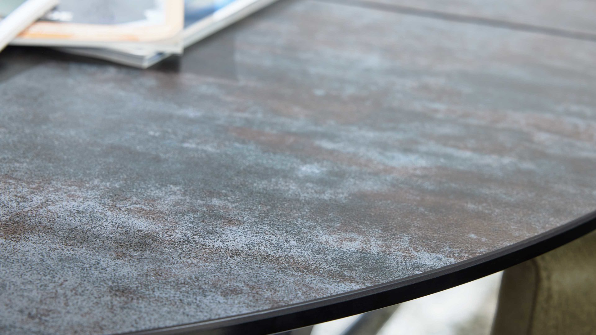 Tischgruppe Interliving aus Keramik in Dunkelgrau Interliving Esszimmer Serie 5104 – Essgruppe mit Ausziehtisch farngrüne Mikrofaser Fern, dunkelgraue Tischplatte Industrial & schwarzes Metall