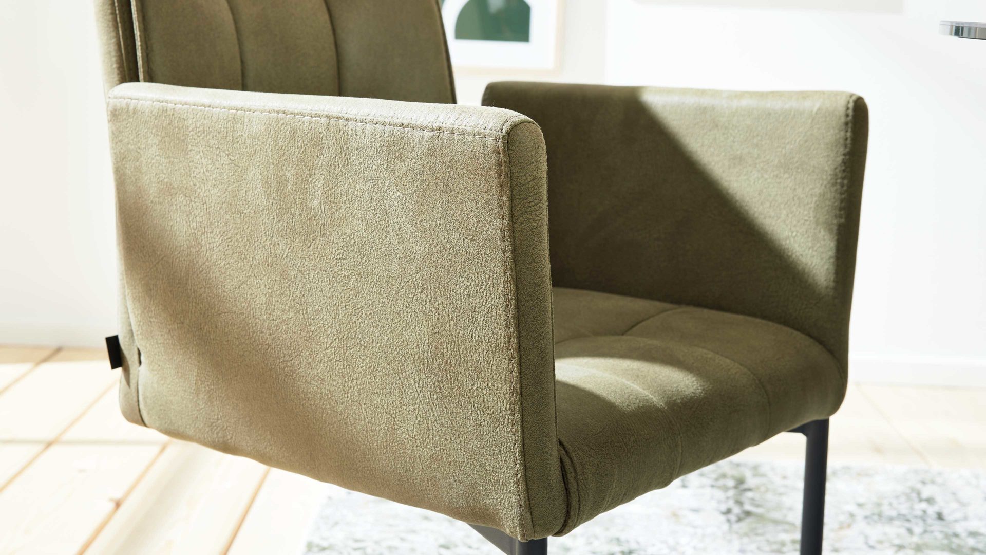 Schwingstuhl Interliving aus Kunstfaser in Dunkelgrün Interliving Esszimmer Serie 5104 – Armlehn-Schwingstuhl farngrüne Mikrofaser Fern & Mattschwarz