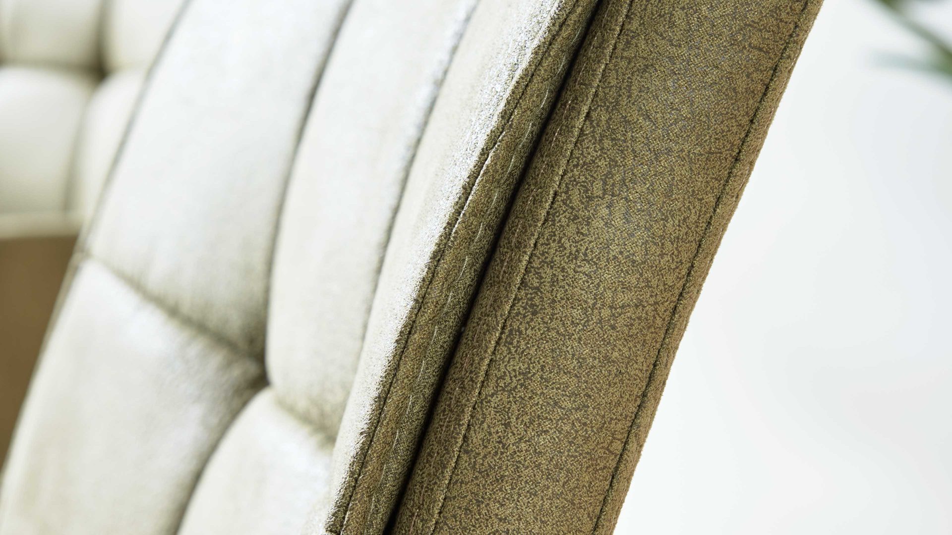 Tischgruppe Interliving aus Keramik in Dunkelgrau Interliving Esszimmer Serie 5104 – Essgruppe mit Ausziehtisch farngrüne Mikrofaser Fern, dunkelgraue Tischplatte Industrial & schwarzes Metall