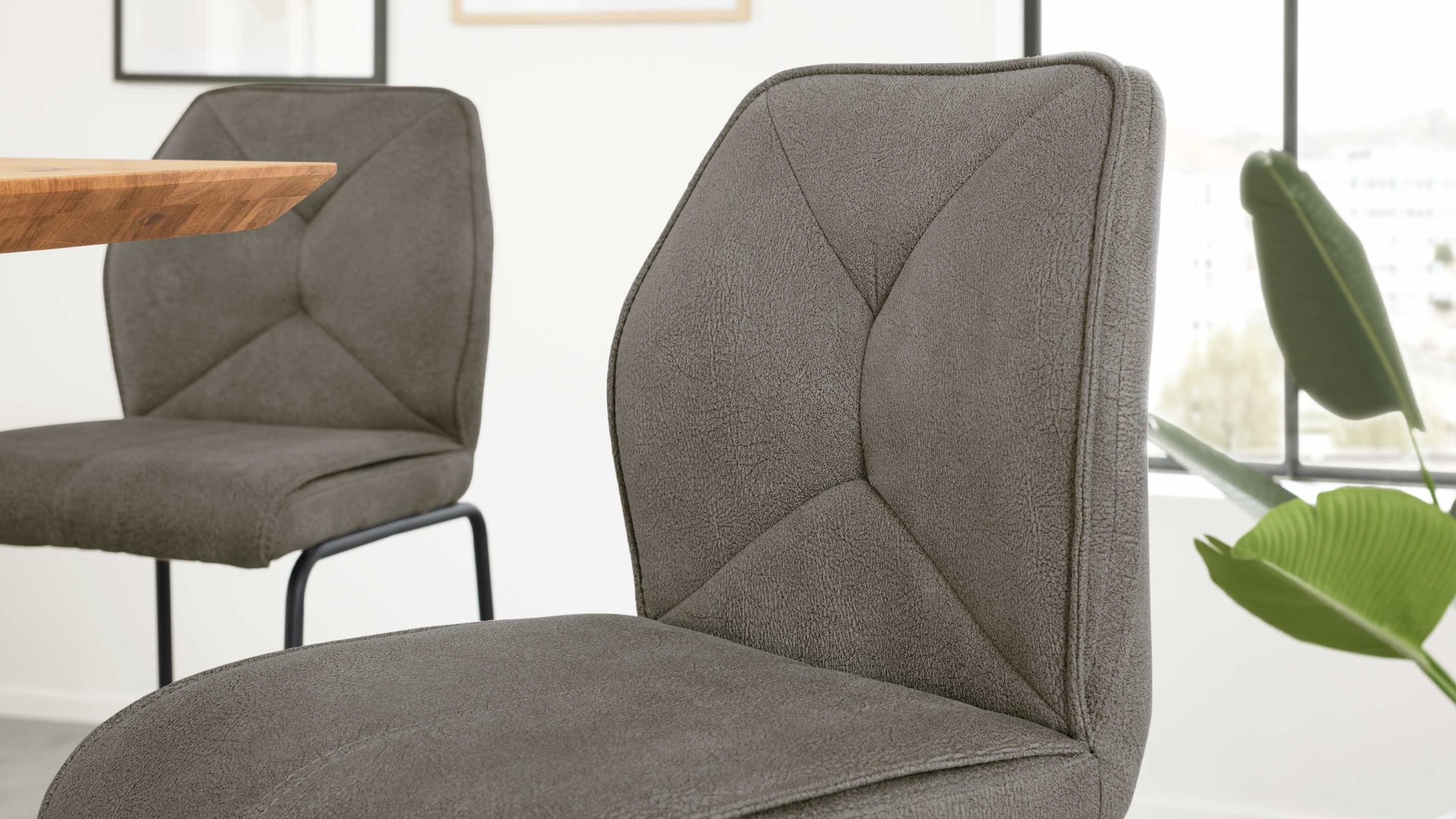 Barstuhl Interliving aus Kunstfaser in Dunkelgrau Interliving Esszimmer Serie 5104 – Barstuhl BL61 dunkelgraue Mikrofaser Onyx & mattschwarzes Rundrohr