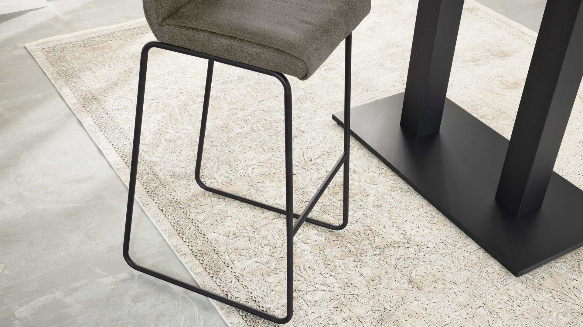 Barstuhl Interliving aus Kunstfaser in Dunkelgrau Interliving Esszimmer Serie 5104 – Barstuhl BL61 dunkelgraue Mikrofaser Onyx & mattschwarzes Rundrohr