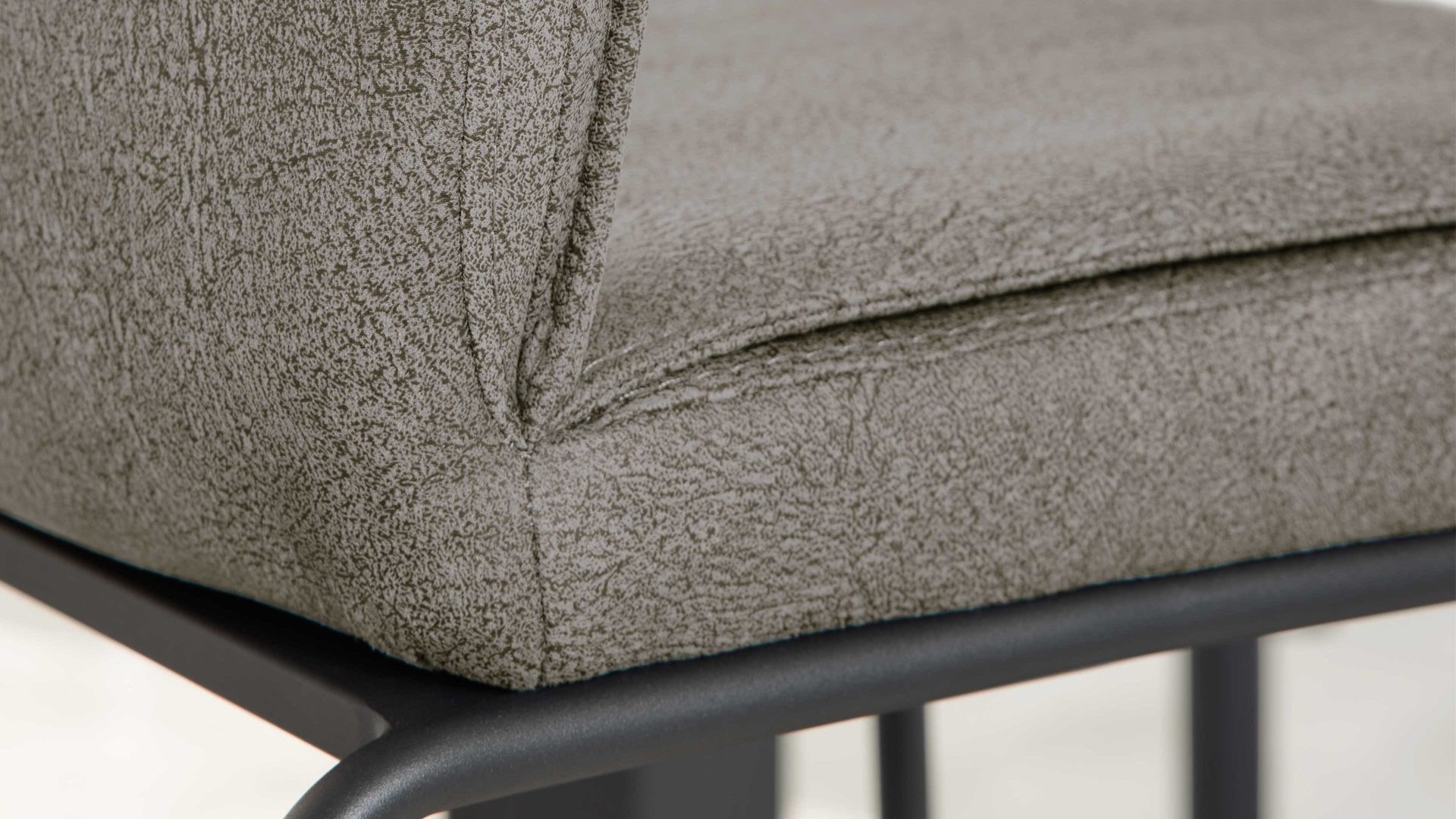 Barstuhl Interliving aus Kunstfaser in Dunkelgrau Interliving Esszimmer Serie 5104 – Barstuhl BL57 dunkelgraue Mikrofaser Onyx & mattschwarzes Vierkantrohr