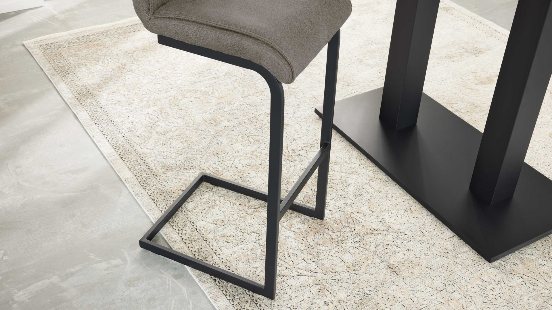 Barstuhl Interliving aus Kunstfaser in Dunkelgrau Interliving Esszimmer Serie 5104 – Barstuhl dunkelgraue Mikrofaser Onyx & mattschwarzes Vierkantrohr