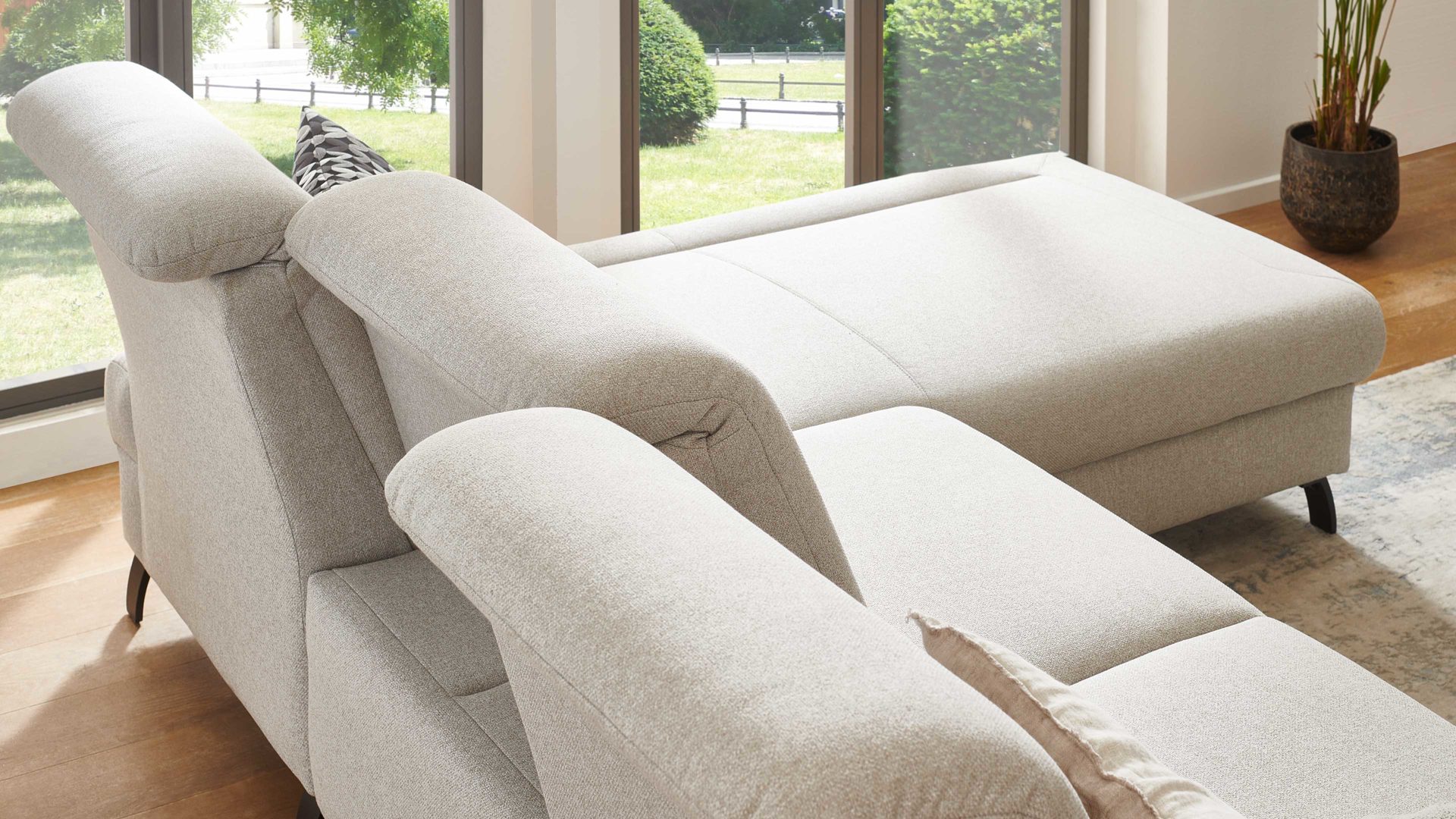 Ecksofa Dietsch. aus Stoff in Hellgrau Polsterprogramm Tiamo Plus - Ecksofa mit Extras silberfarbener Bezug Chrono & Metallfüße 4.28 - Stellfläche ca. 270 x 210 cm