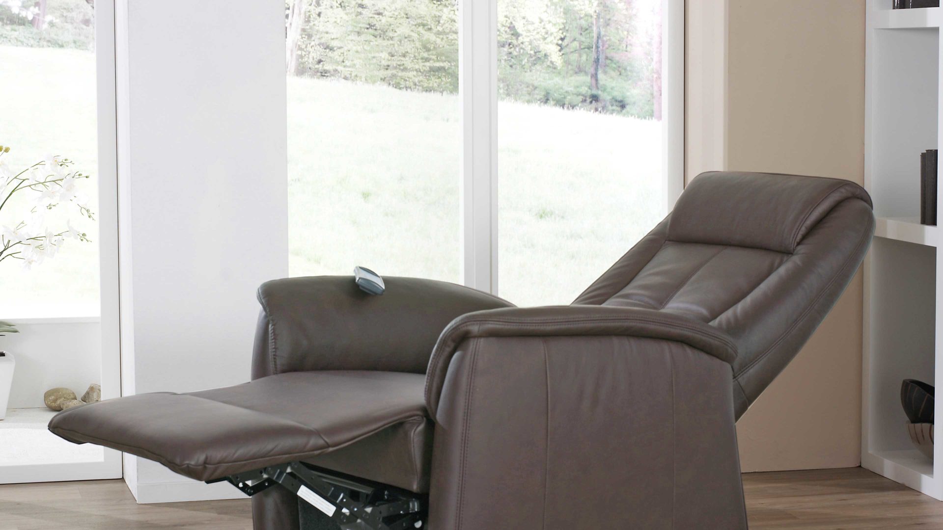 Fernsehsessel OrthoSedis aus Leder in Dunkelbraun OrthoSedis 9107 - Fernsehsessel 28G motorisch mit Aufstehhilfe - schokobraunes LongLife-Leder 18