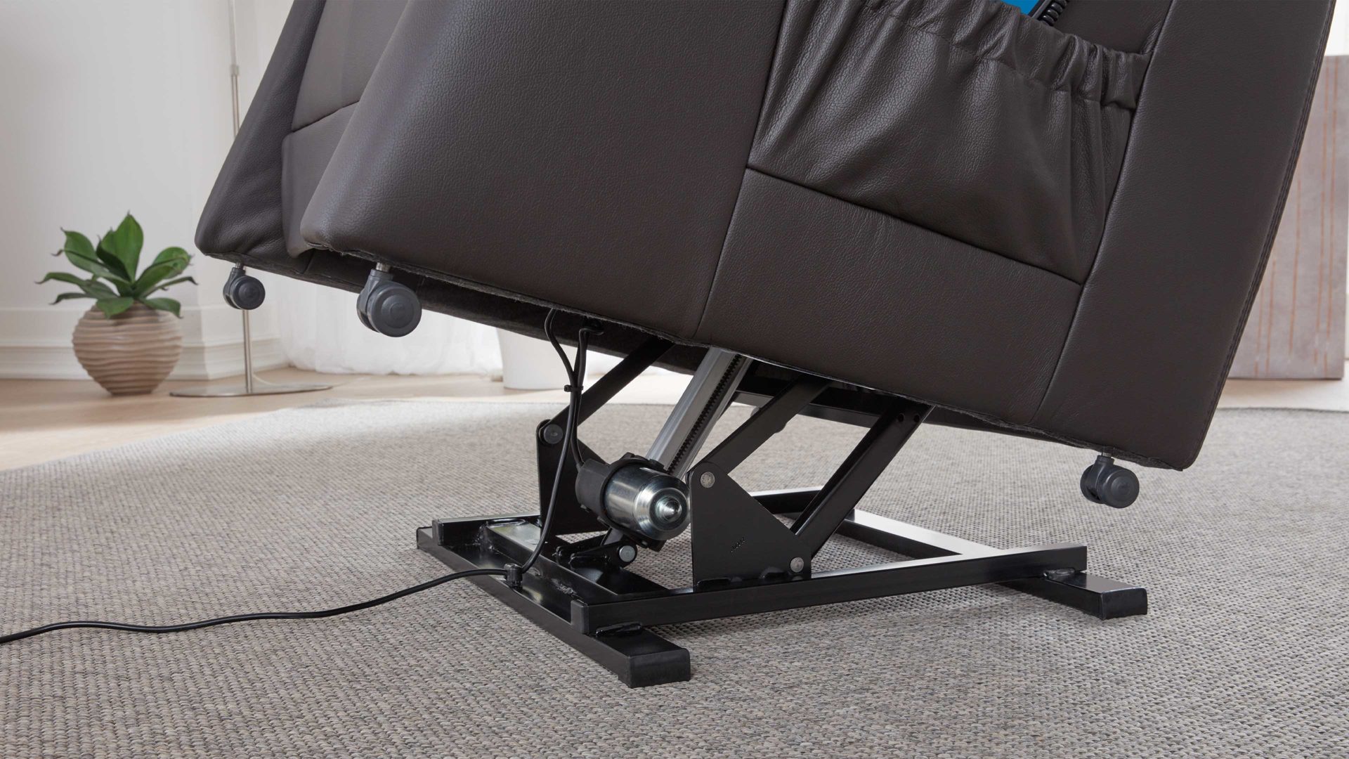 Fernsehsessel OrthoSedis aus Leder in Dunkelbraun OrthoSedis 9107 - Fernsehsessel 23T motorisch mit Aufstehhilfe - kaffeefarbenes LongLife-Leder Rustika 24