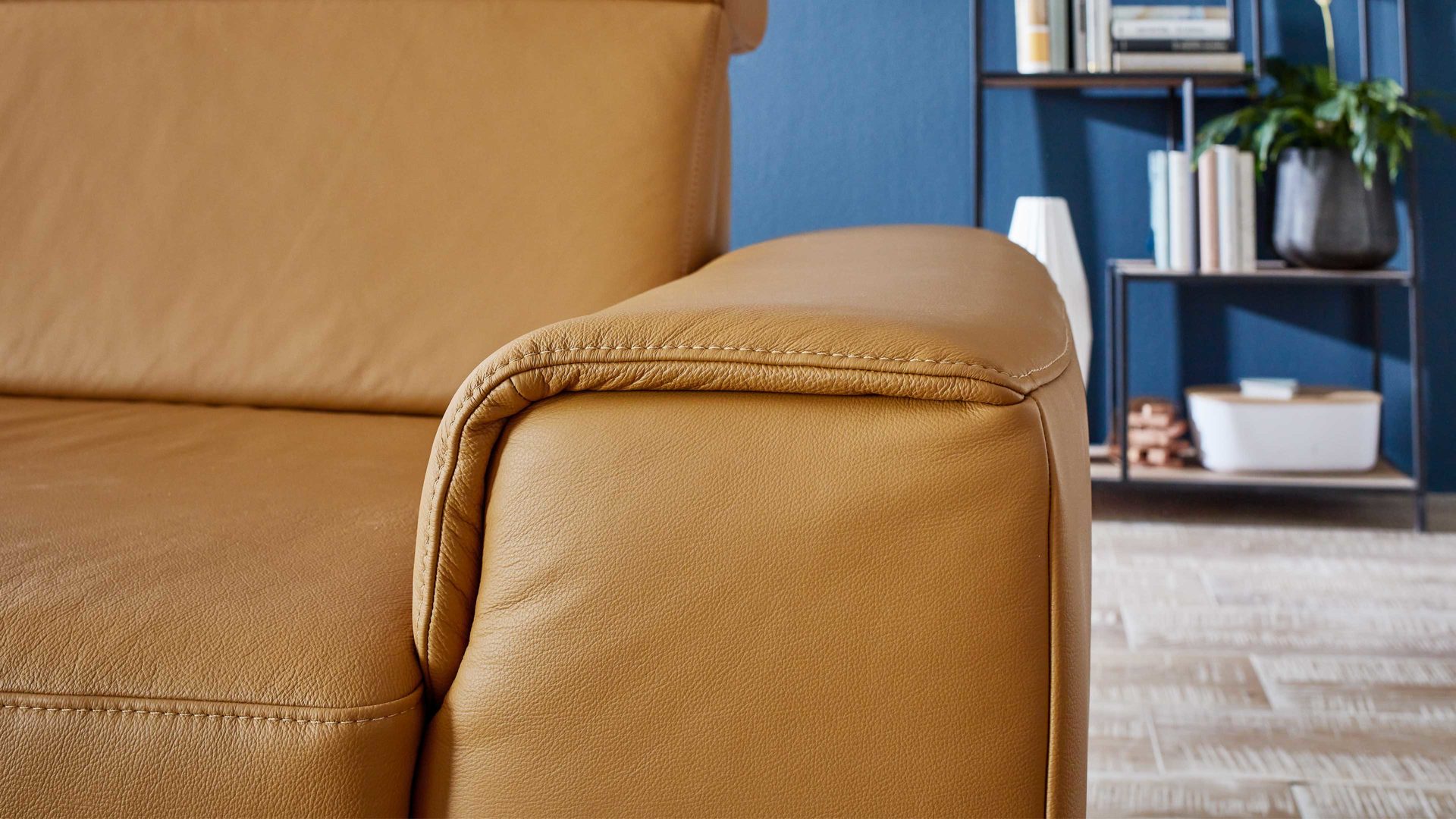 Ecksofa modulmaster aus Leder in Orange Modulmaster MM-PN1167 - Ecksofa kurkumafarbenes Leder Torro & schwarze Metallfüße - Stellfläche ca. 188 x 335 cm