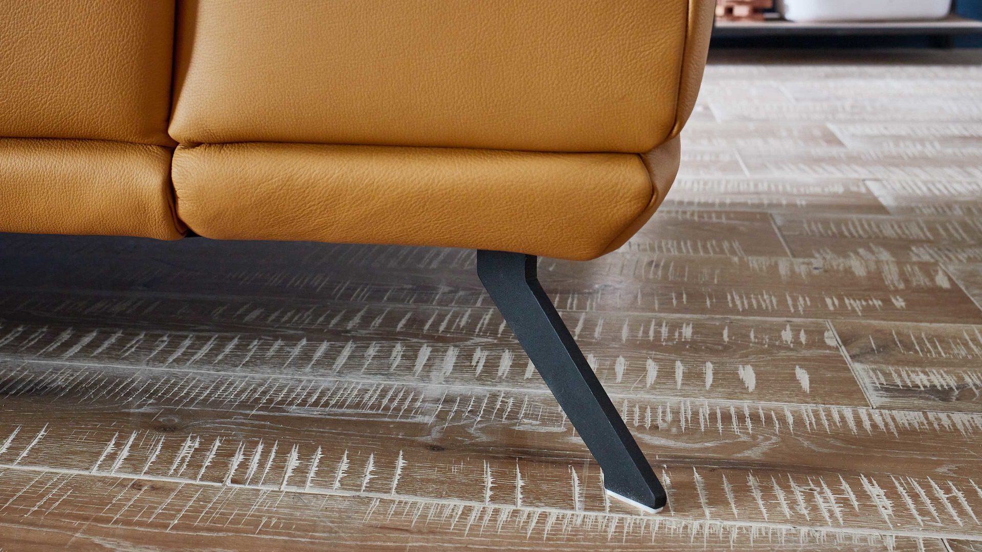 Ecksofa modulmaster aus Leder in Orange Modulmaster MM-PN1167 - Ecksofa kurkumafarbenes Leder Torro & schwarze Metallfüße - Stellfläche ca. 188 x 335 cm