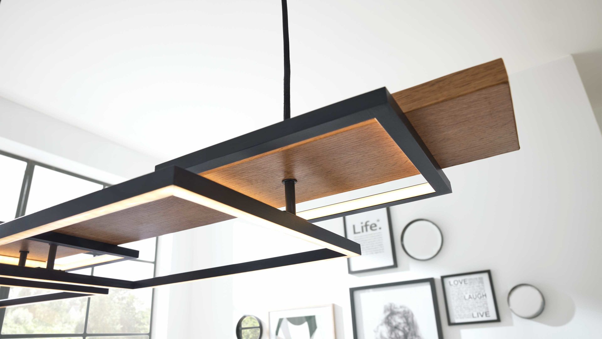 Pendelleuchte Interliving aus Metall in Schwarz Interliving Leuchten Serie 9342 - Hängelampe dunkles Holz & mattschwarzes Metall - Länge ca. 125 cm