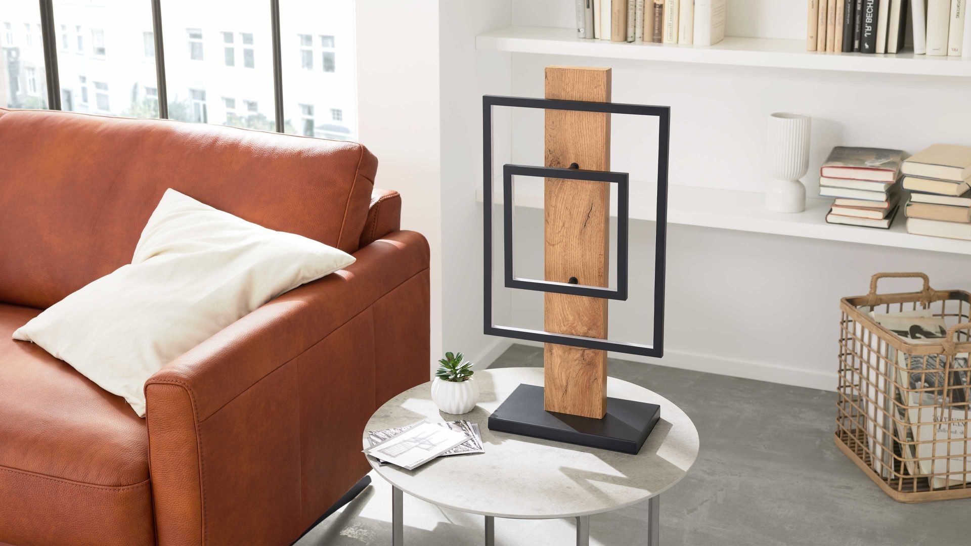 Tischleuchte Interliving aus Metall in Schwarz Interliving Leuchten Serie 9342 - Tischlampe dunkles Holz & mattschwarzes Metall - Höhe ca. 62 cm