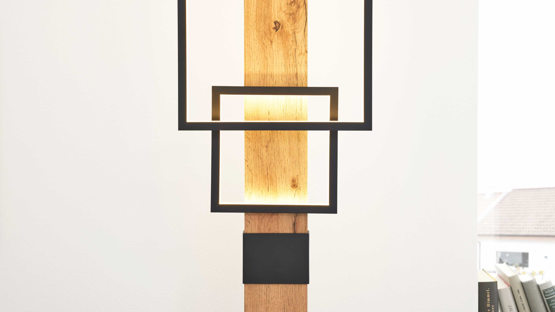 Stehleuchte Interliving aus Metall in Schwarz Interliving Leuchten Serie 9342 - Stehlampe dunkles Holz & mattschwarzes Metall - Höhe ca. 160 cm