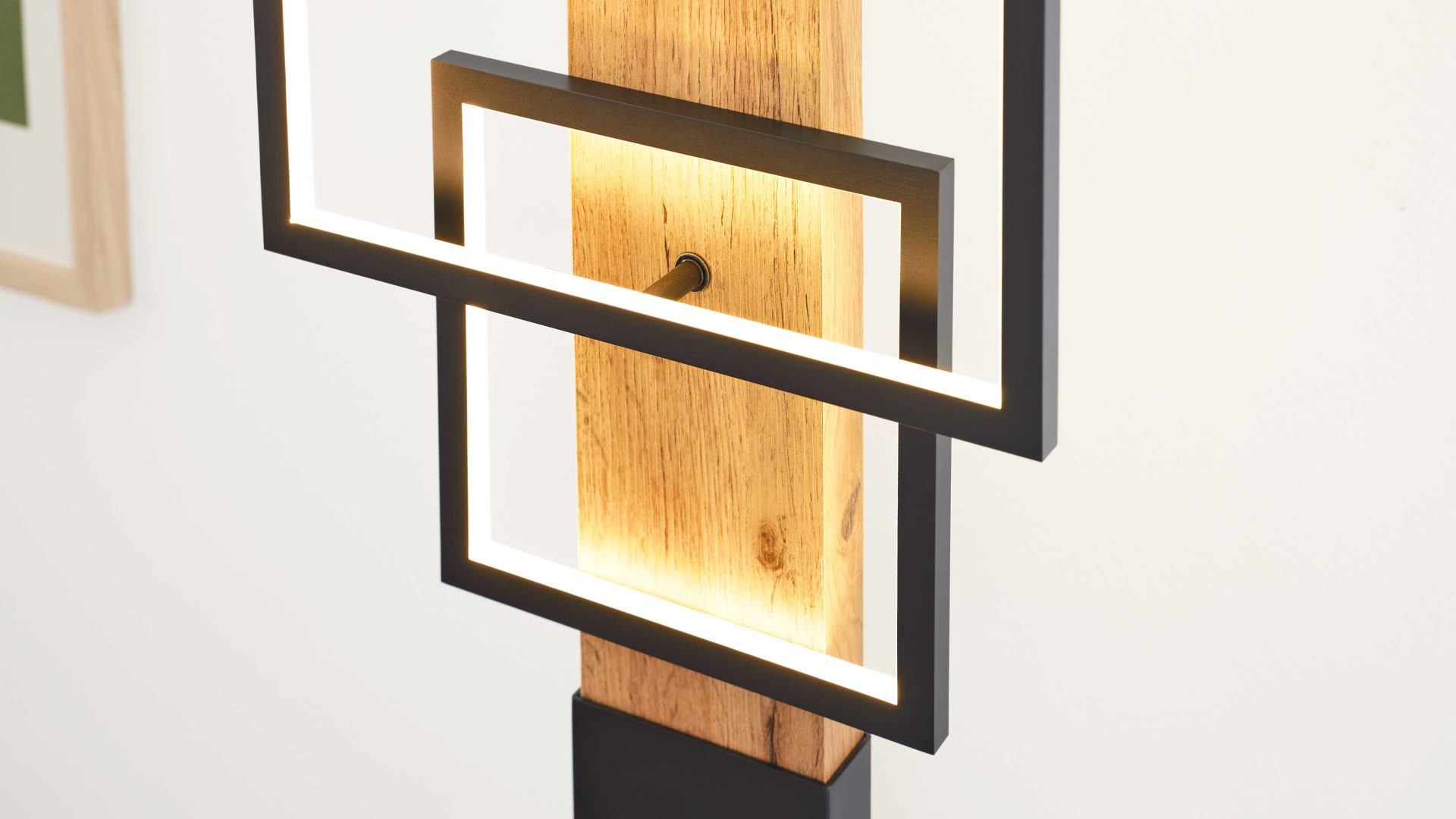 Stehleuchte Interliving aus Metall in Schwarz Interliving Leuchten Serie 9342 - Stehlampe dunkles Holz & mattschwarzes Metall - Höhe ca. 160 cm