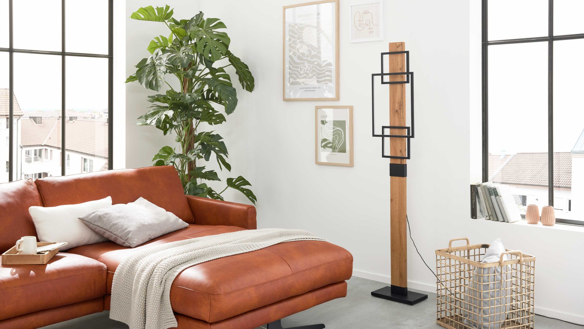 Stehleuchte Interliving aus Metall in Schwarz Interliving Leuchten Serie 9342 - Stehlampe dunkles Holz & mattschwarzes Metall - Höhe ca. 160 cm