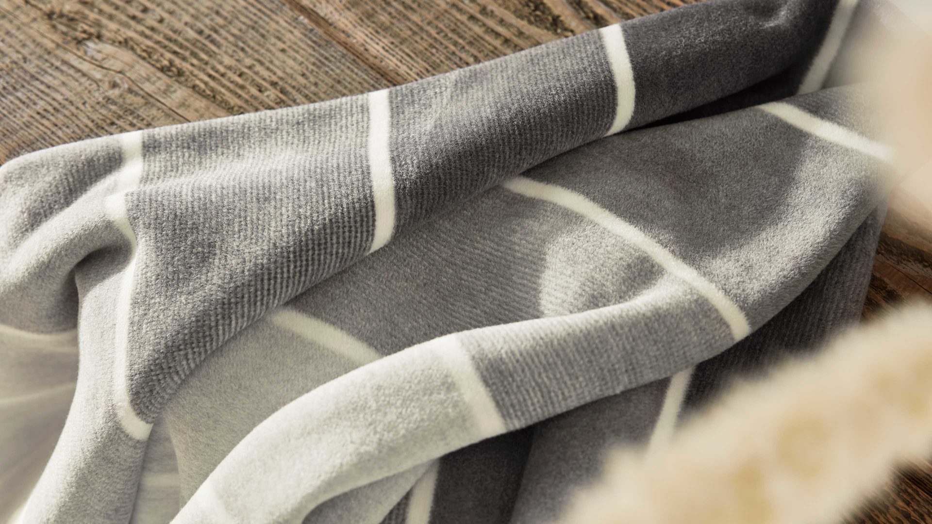 Wohndecke Interliving aus Mischgewebe in Grau Interliving Wohndecke Serie 9114 Horizon Grey – ca. 150 x 200 cm