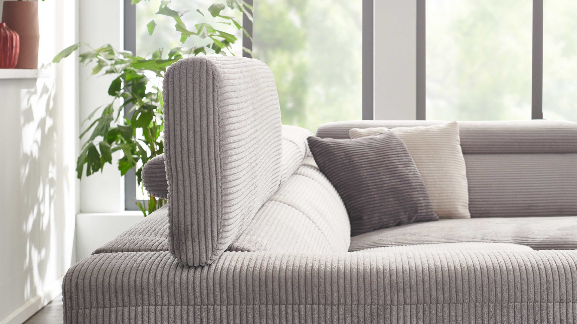 Ecksofa KAWOO aus Stoff in Grau KAWOO Serie 7539 - Ecksofa mit Funktionen platingrauer Breitcord GCT 49 & schwarze Metallfüße - Stellfläche ca. 293 x 201 cm