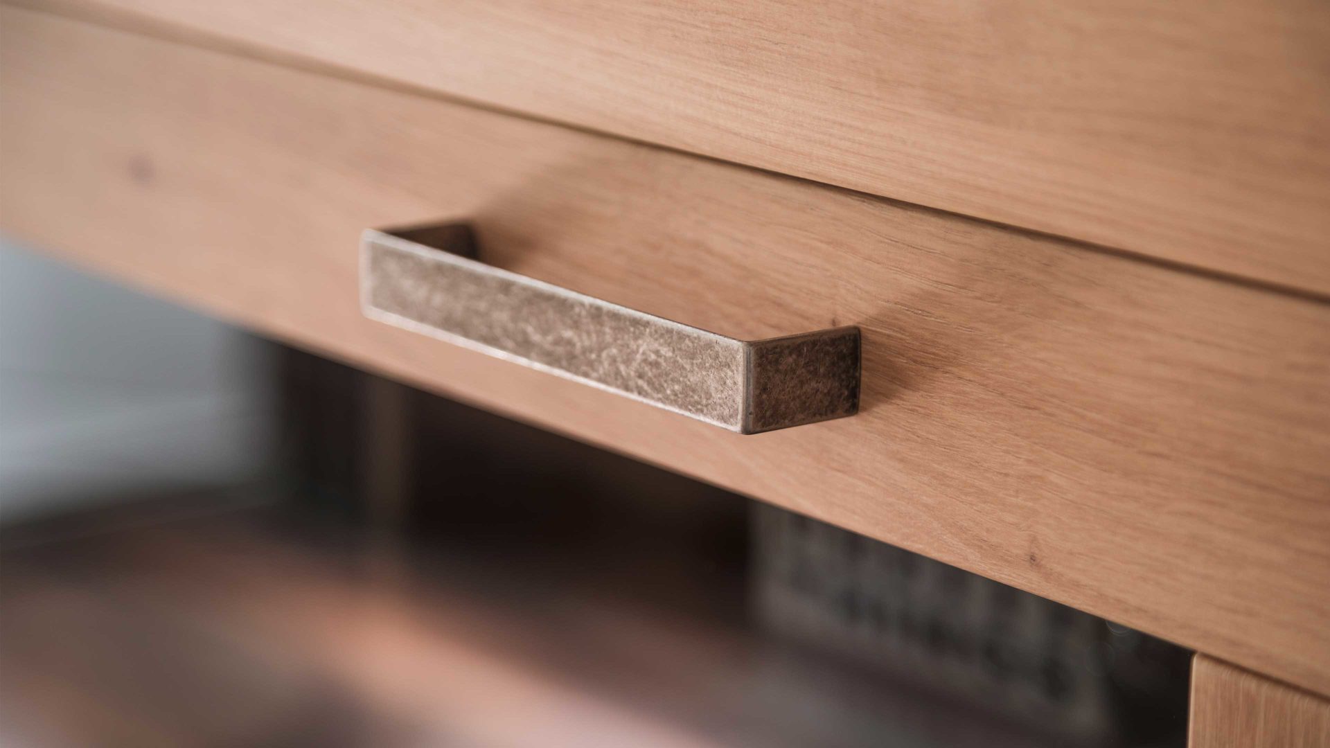 Vitrine Mca furniture aus Holz in Holzfarben Wohnprogramm Meran - Vitrine Balkeneiche & Anthrazit – eine Tür, ca. 74 x 211 cm