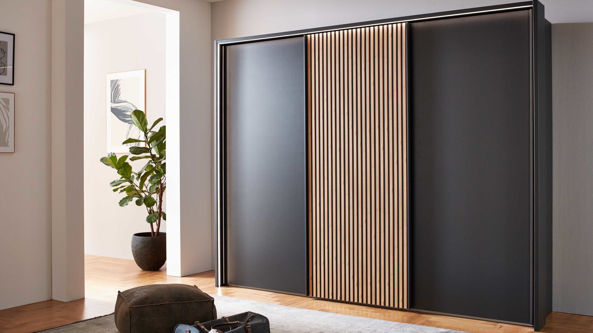 Kleiderschrank Wiemann | oeseder aus Holz in Dunkelgrau WIEMANN Schlafzimmerserie Denver - Schwebetürenschrank Graphit & Eiche Bianco - drei Türen, Breite ca. 300 cm