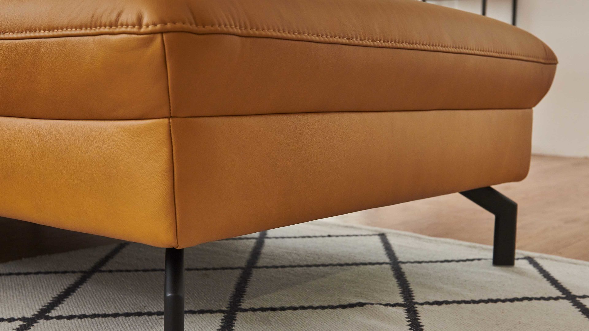 Ecksofa modulmaster aus Leder in Orange Modulmaster MM-PN1126 - Ecksofa kurkumafarbenes Leder Torro & schwarze Metallfüße - Stellfläche ca. 274 x 179 cm