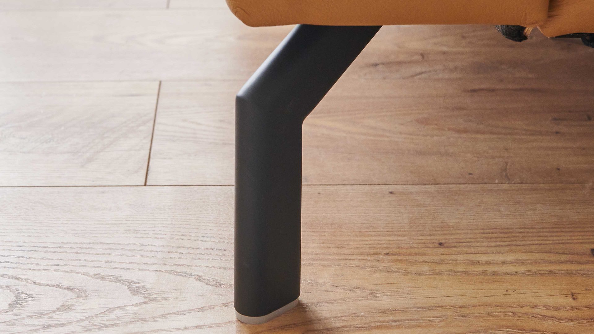 Ecksofa modulmaster aus Leder in Orange Modulmaster MM-PN1126 - Ecksofa kurkumafarbenes Leder Torro & schwarze Metallfüße - Stellfläche ca. 248 x 179 cm