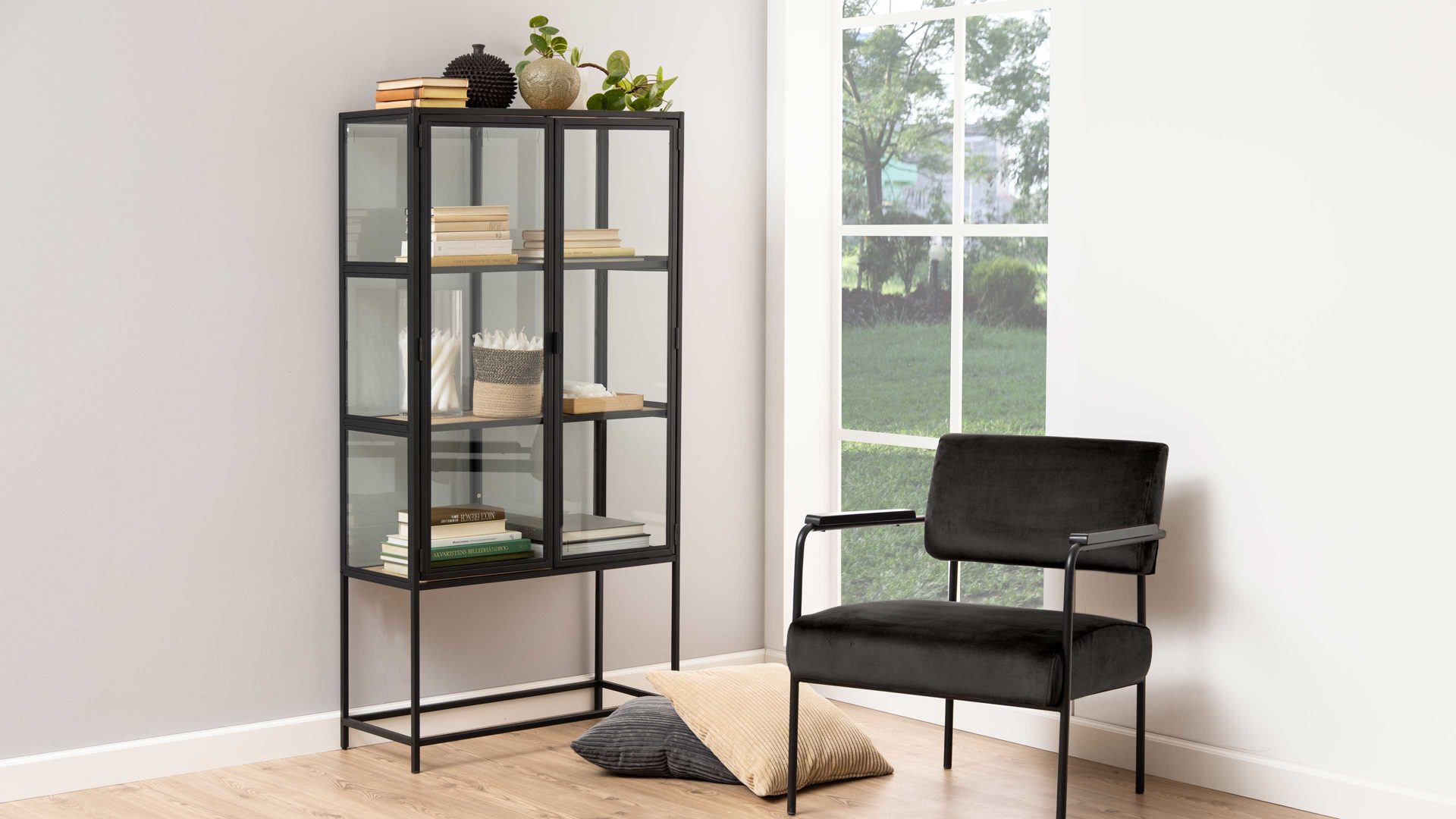 Vitrine Actona group aus Glas in Holzfarben Vitrine Seaford im Industrielook Glas, Wildeiche & Metall – zwei Türen, Breite ca. 77 cm