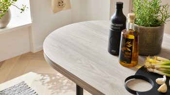 Einbauküche WERT KÜCHE® aus Holz in Hellgrau WERT KÜCHE® Nora mit Constructa Einbaugeräten Sandgrau & Esche nordic – zweizeilig