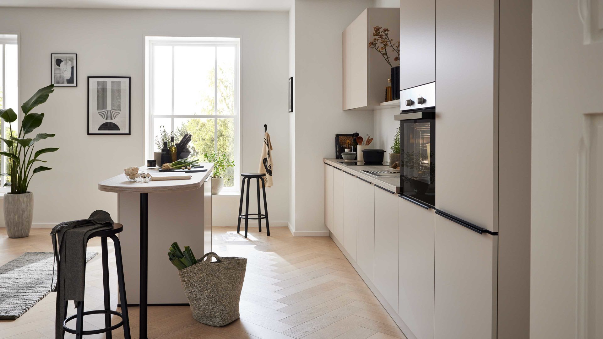 Einbauküche WERT KÜCHE® aus Holz in Hellgrau WERT KÜCHE® Nora mit Constructa Einbaugeräten Sandgrau & Esche nordic – zweizeilig