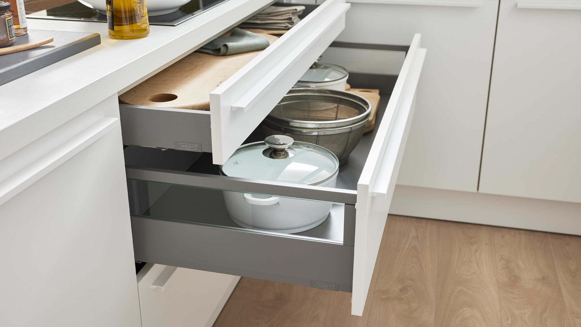 Einbauküche WERT KÜCHE® aus Holz in Weiß WERT KÜCHE® Nora mit privileg Einbaugeräten Kristallweiß & Aurora Eiche – Stellfläche ca. 299 x 275 cm