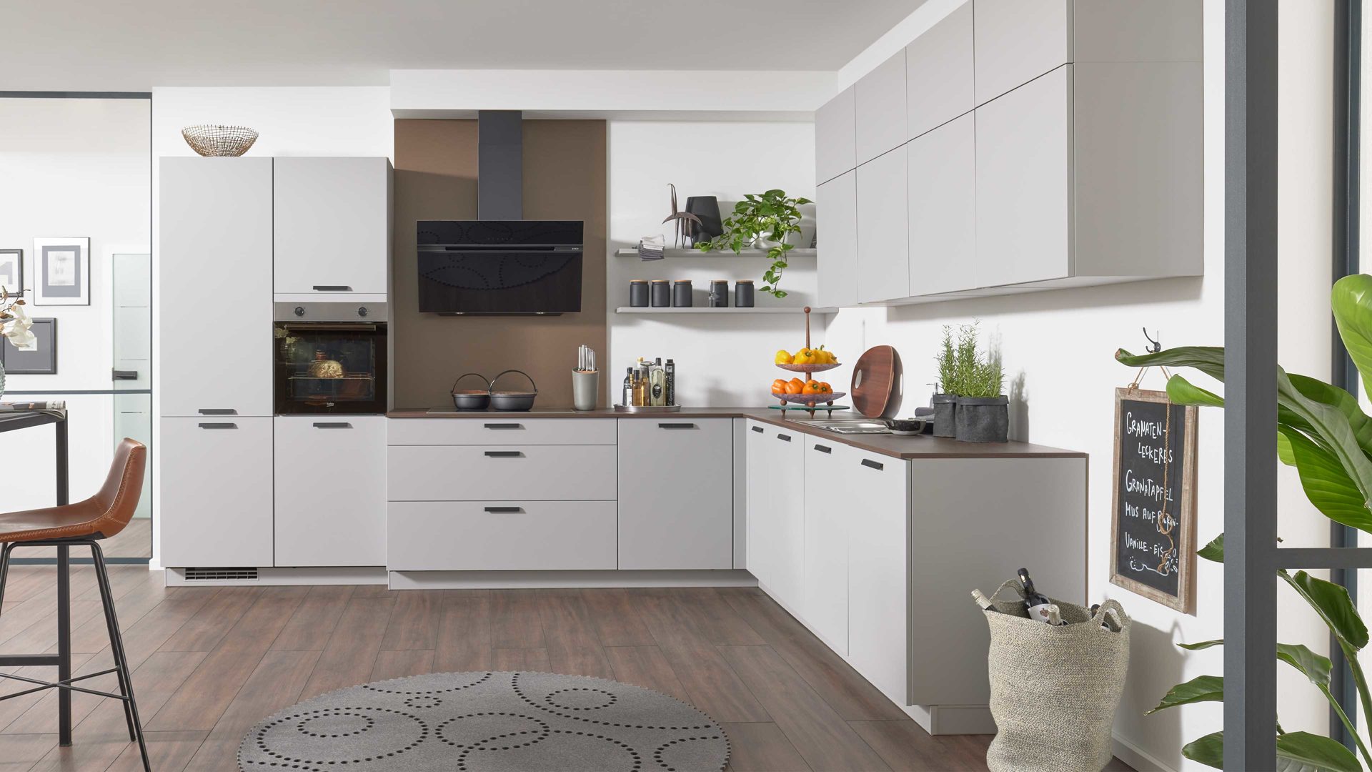 Einbauküche culineo® aus Holz in Hellgrau Culineo® Einbauküche C317 mit beko Einbaugeräten Steingrau & Nussbaum - Stellfläche ca. 365 x 363 cm