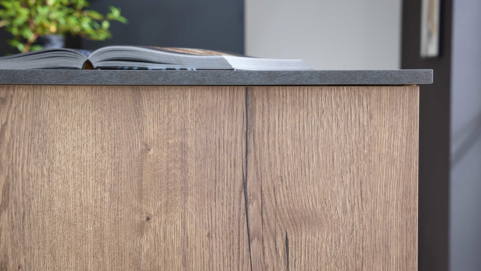 Einbauküche culineo® aus Holz in Holzfarben Culineo® Einbauküche C382 mit AEG Einbaugeräten Eiche Havanna & Grauschiefer - zweizeilig