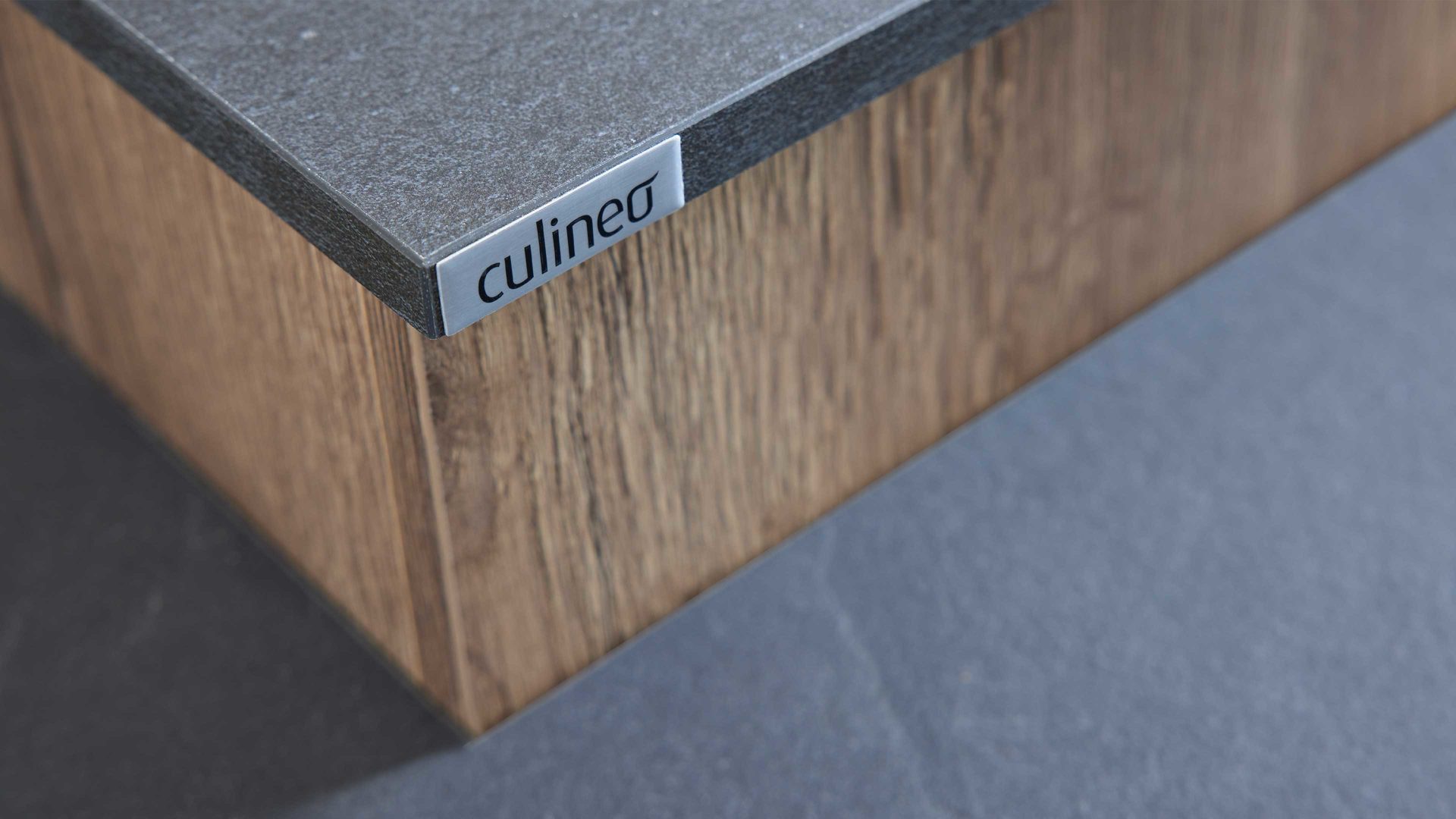 Einbauküche culineo® aus Holz in Holzfarben Culineo® Einbauküche C382 mit AEG Einbaugeräten Eiche Havanna & Grauschiefer - zweizeilig