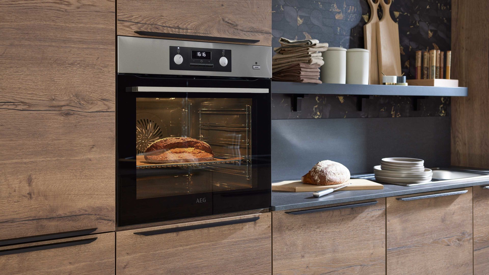 Einbauküche culineo® aus Holz in Holzfarben Culineo® Einbauküche C382 mit AEG Einbaugeräten Eiche Havanna & Grauschiefer - zweizeilig