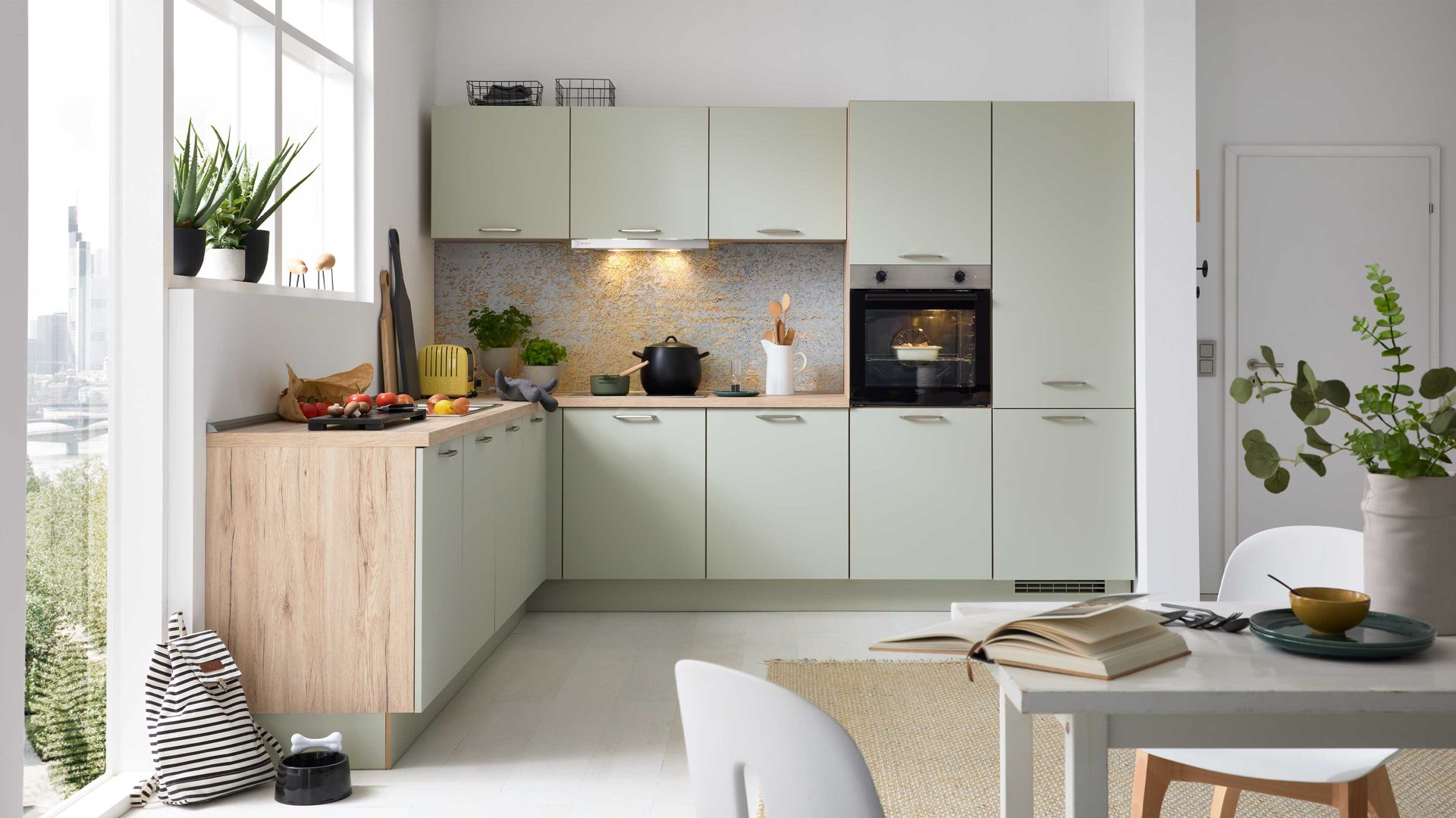 Einbauküche culineo® aus Holz in Hellgrün Culineo® Einbauküche C357 mit beko Einbaugeräten Jade & Eiche San Remo - Stellfläche ca. 305 x 310 cm