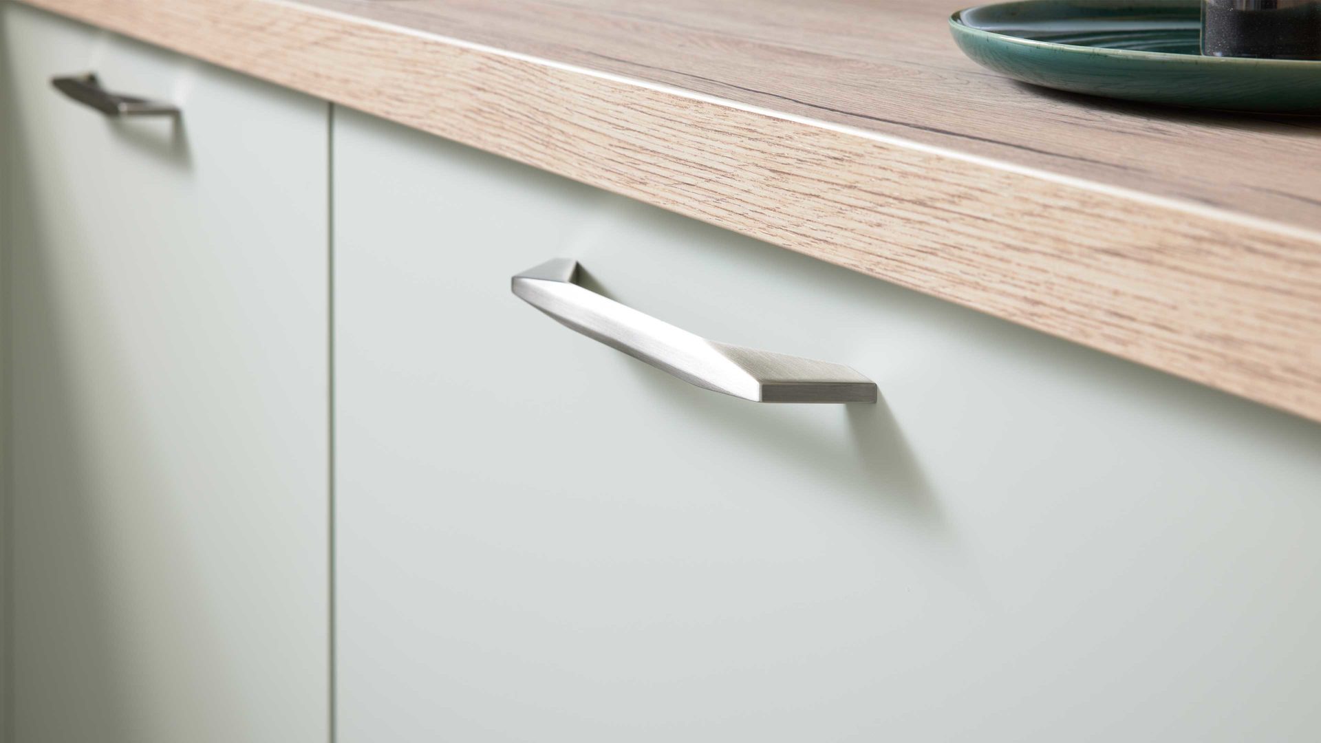 Einbauküche culineo® aus Holz in Hellgrün Culineo® Einbauküche C357 mit beko Einbaugeräten Jade & Eiche San Remo - Stellfläche ca. 305 x 310 cm