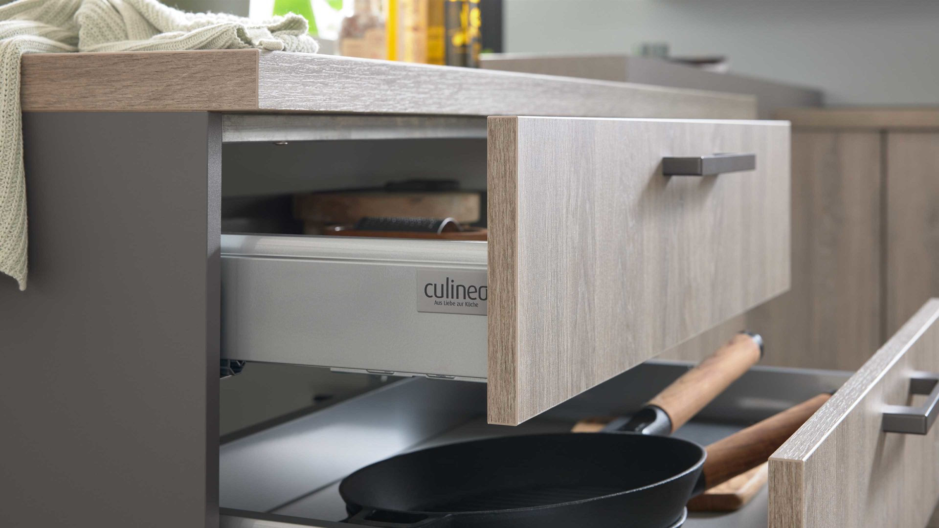 Einbauküche culineo® aus Holz in Holzfarben Culineo® Einbauküche C371 mit PROGRESS Einbaugeräten Eiche Bergamo & Schiefergrau - Stellfläche ca. 275 x 305 cm