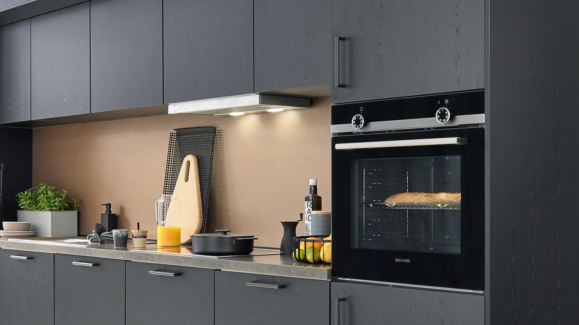 Einbauküche culineo® aus Holz in Schwarz Culineo® Einbauküche C382 mit SIEMENS Einbaugeräten Eiche nero & Metal brushed Bronze - Länge ca. 423 cm