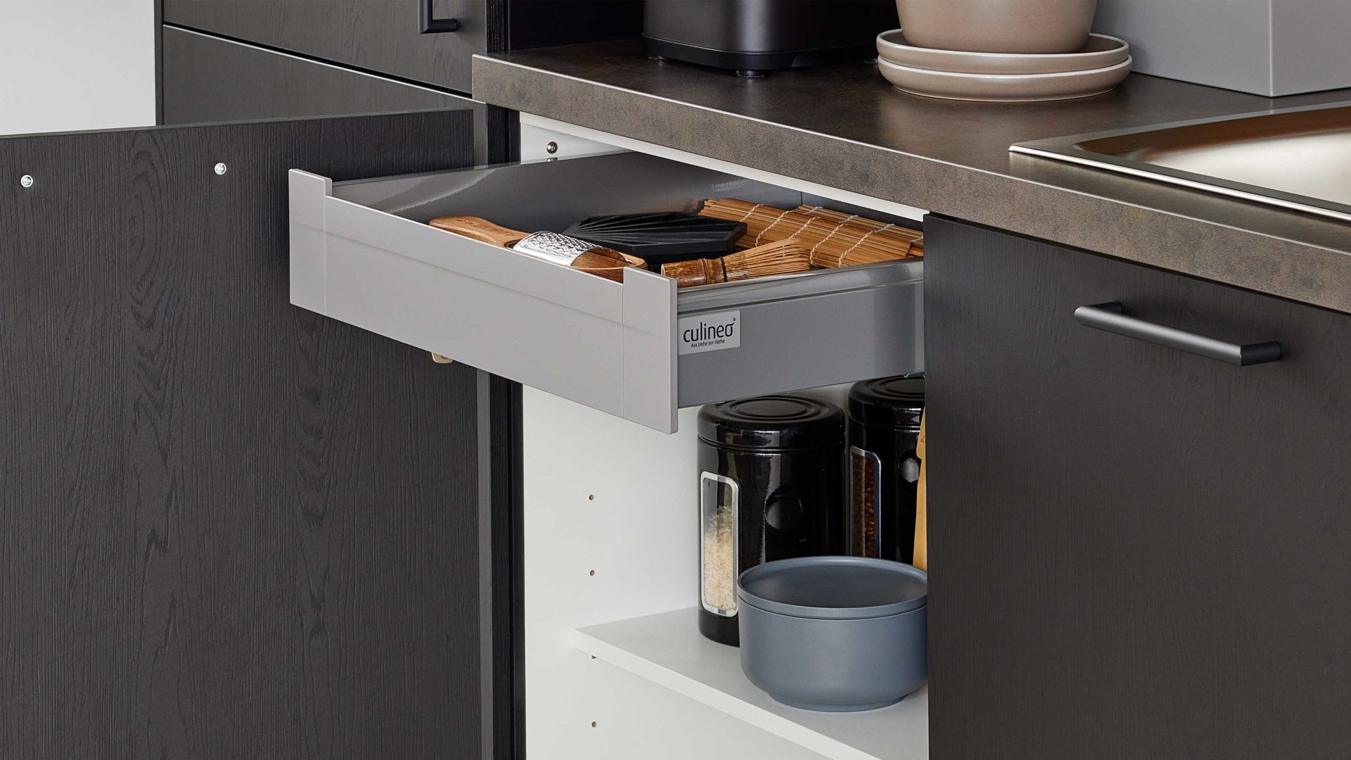 Einbauküche culineo® aus Holz in Schwarz Culineo® Einbauküche C382 mit SIEMENS Einbaugeräten Eiche nero & Metal brushed Bronze - Länge ca. 423 cm