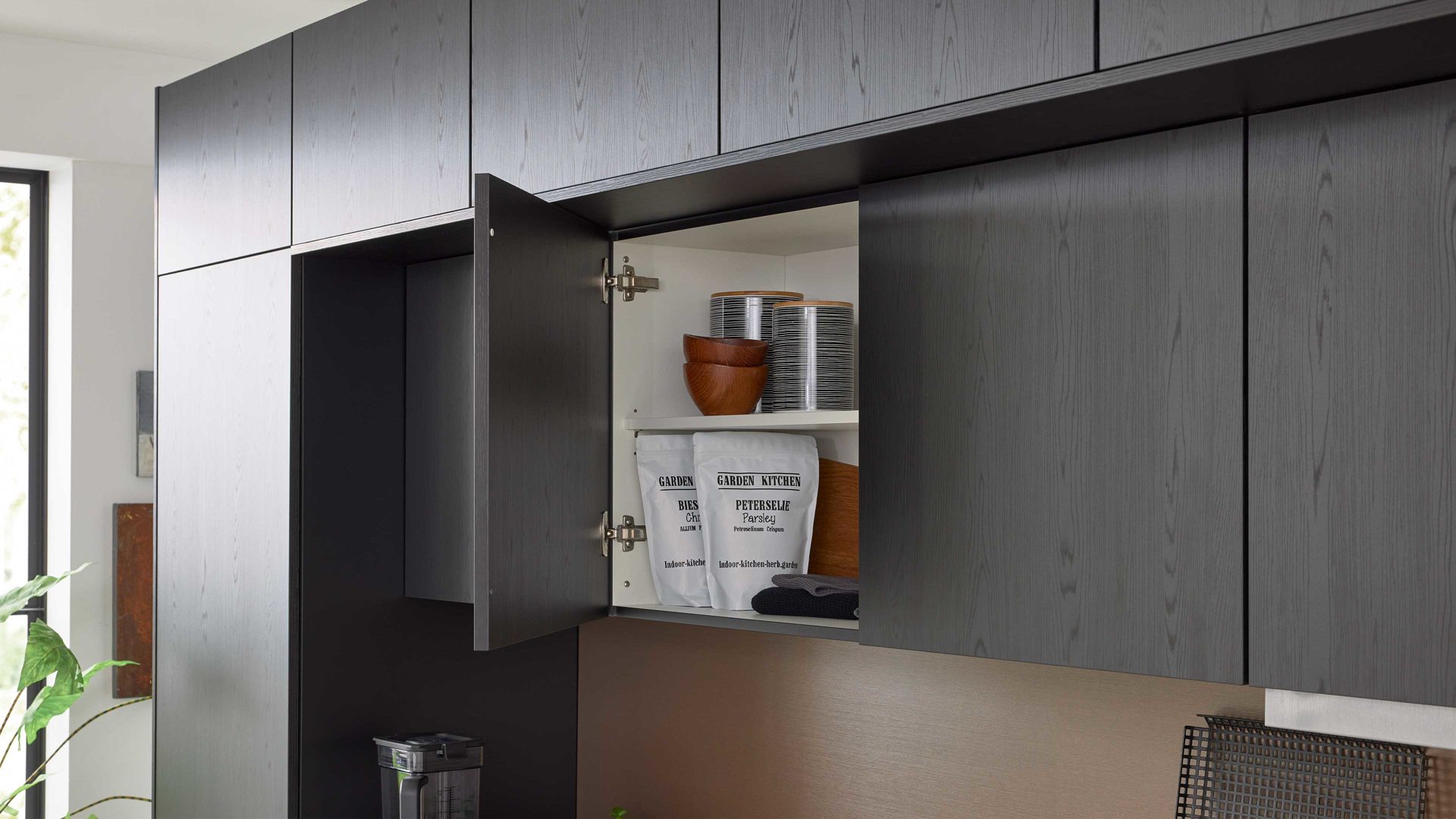 Einbauküche culineo® aus Holz in Schwarz Culineo® Einbauküche C382 mit SIEMENS Einbaugeräten Eiche nero & Metal brushed Bronze - Länge ca. 423 cm