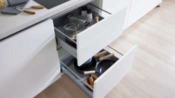 Einbauküche culineo® aus Holz in Weiß Culineo® Einbauküche C648 mit AEG Einbaugeräten Hochglanz Weiß - zweizeilig