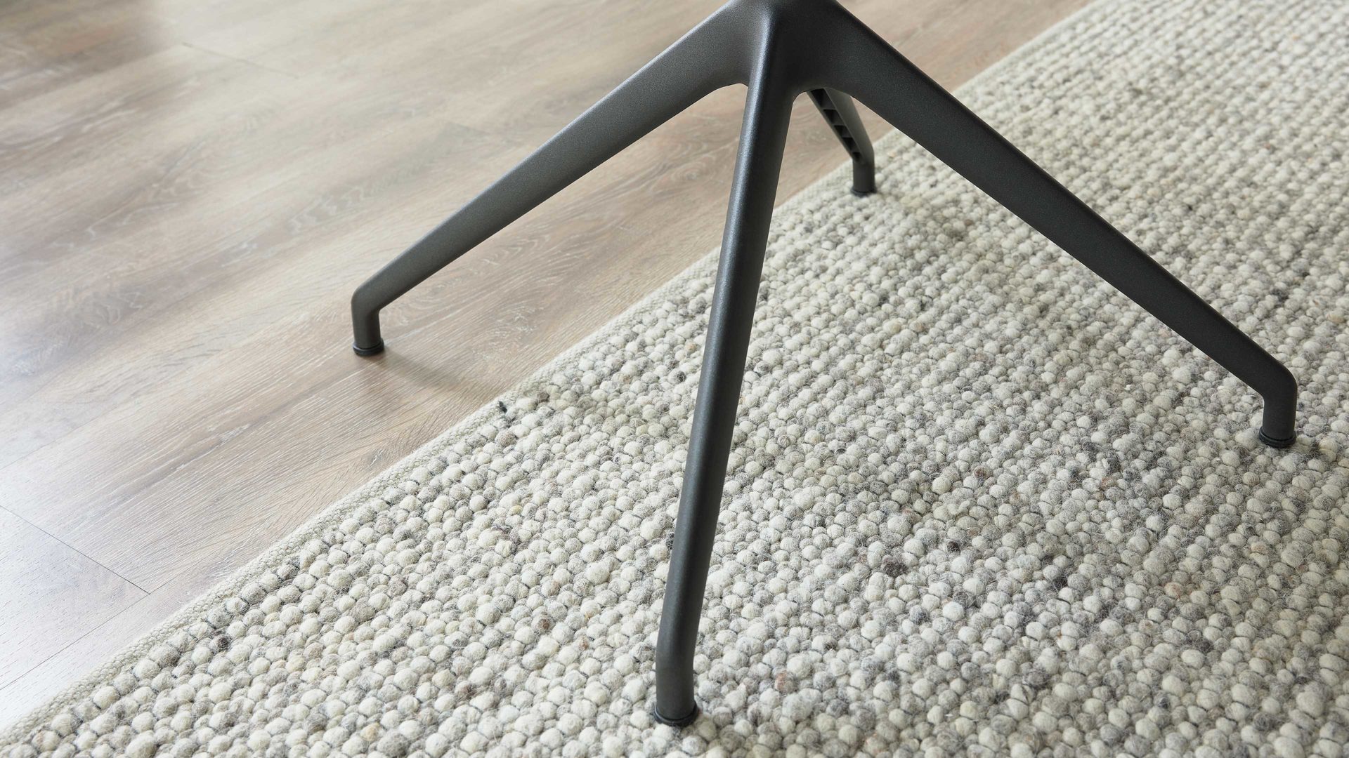 Polsterstuhl Interliving aus Leder in Grau Interliving Esszimmer Serie 5115 - Armlehn-Drehstuhl Vive Donna V39 lavafarbenes Leder & anthrazitfarbenes Metall