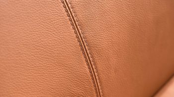 Polsterbank Interliving aus Leder in Hellbraun Interliving Esszimmer Serie 5115 - Polsterbank Ravi R83L sattelfarbenes Leder LD2015 & anthrazitfarbenes Metall - Länge ca. 215 cm