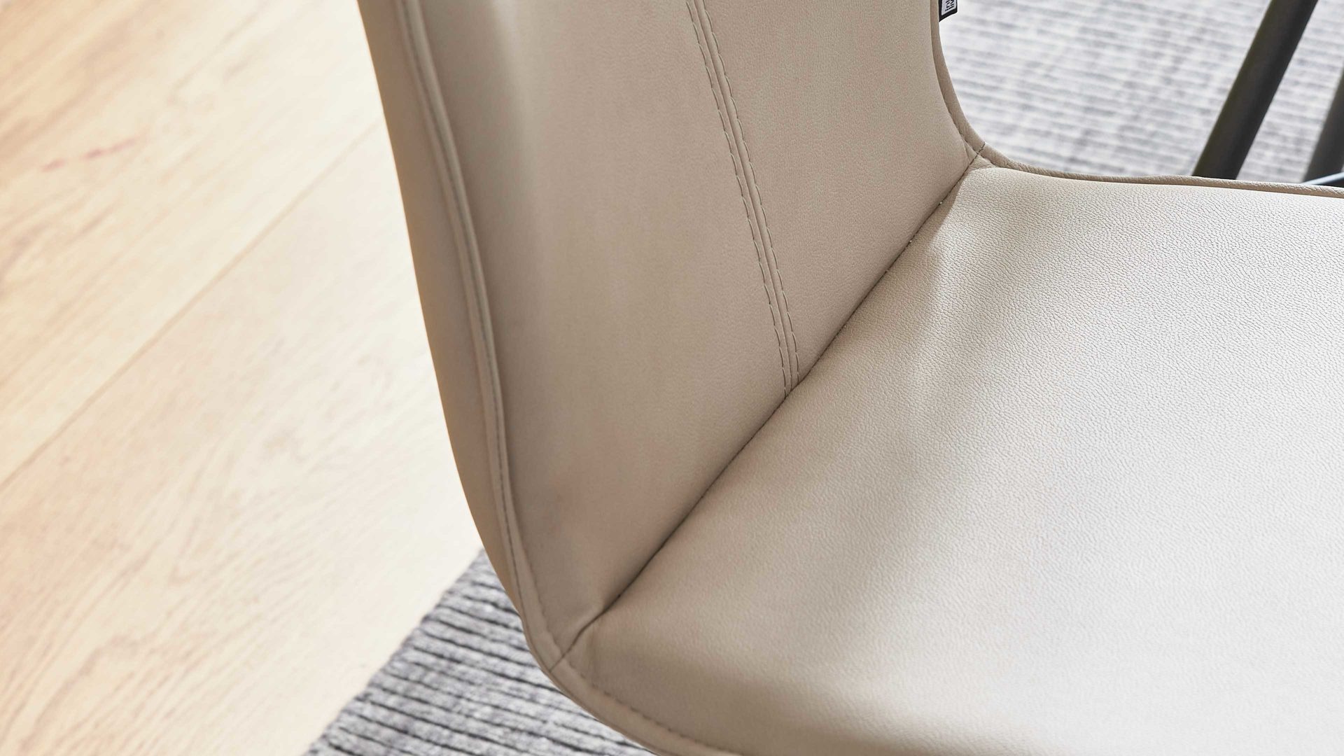 Vierfußstuhl Interliving aus Stoff in Weiß Interliving Esszimmer Serie 5115 - Vierfußstuhl Aiko Four A12 mandelfarbener Bezug Gaucho 02 & anthrazitfarbenes Metall